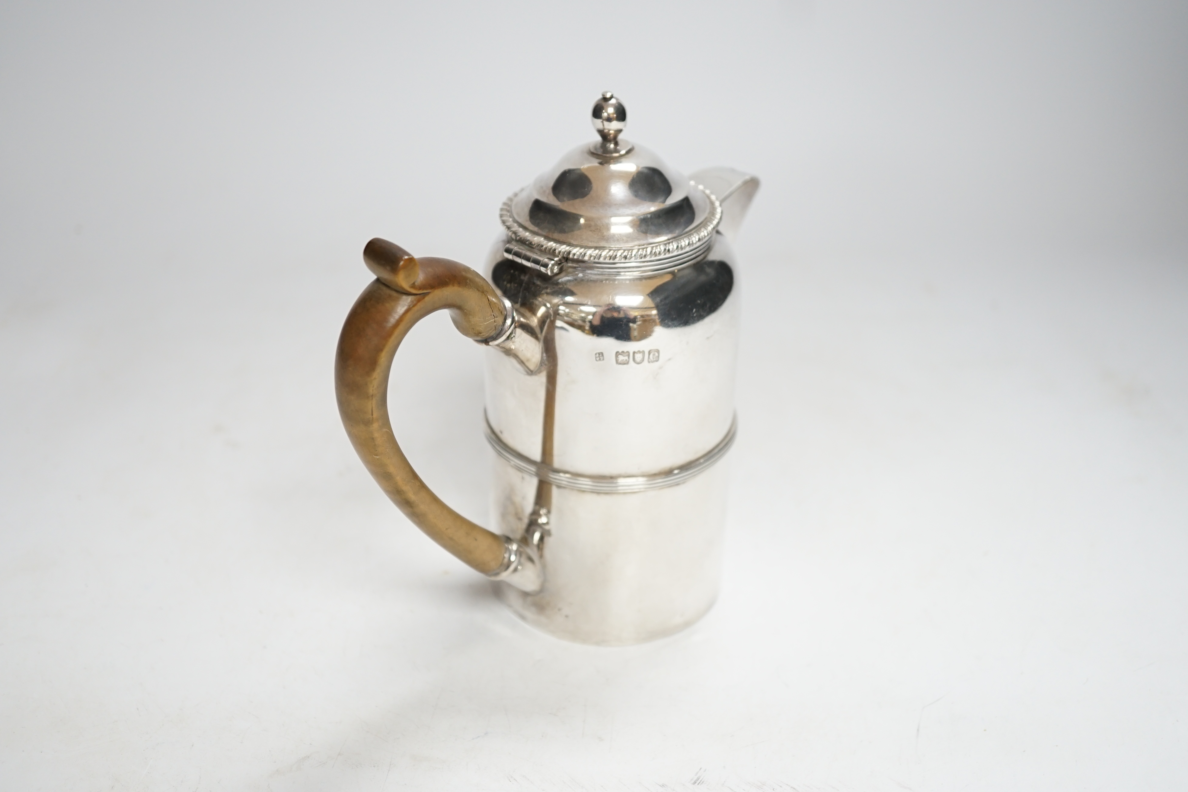 A late Victorian silver hot water pot, Pairpoint Brothers, London, 1900, 15.7cm, gross 10.6oz.